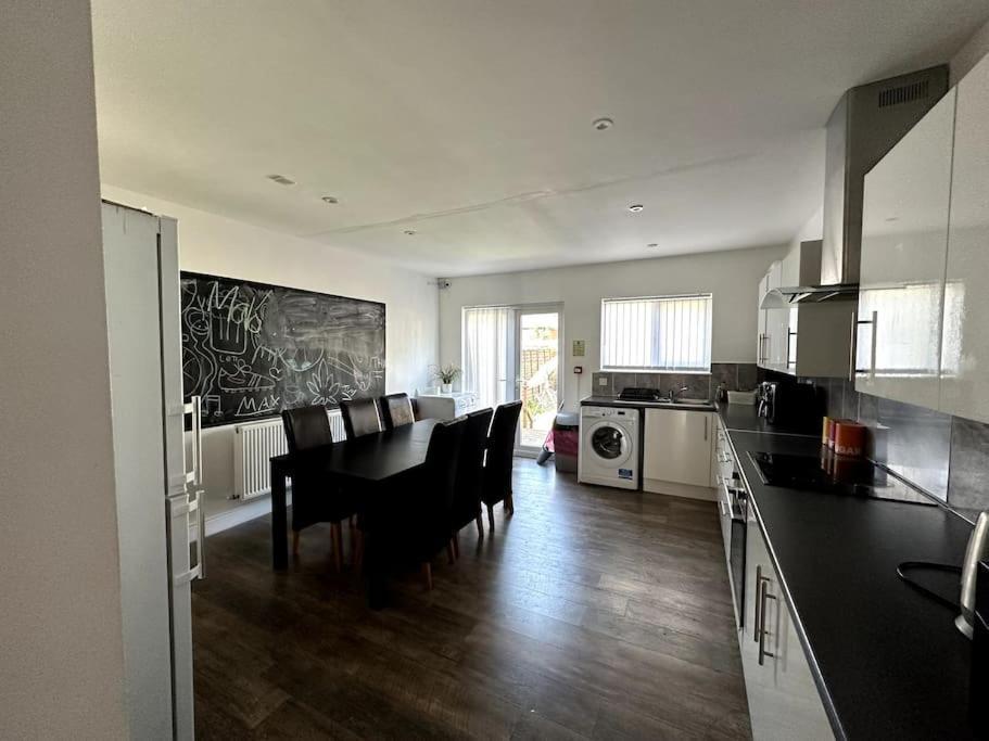 Spacious Holiday Home Near Tube Station - By Starlet Stays London Ngoại thất bức ảnh